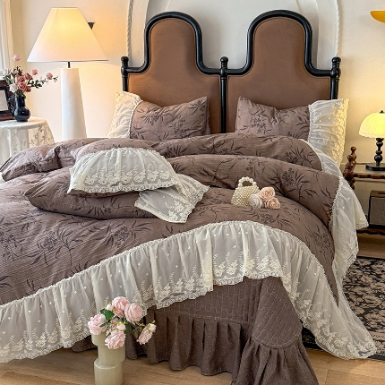 91家纺网 家纺一手货源 找家纺 （总）苏米娜2025秋冬新款法式复古双层花边大蕾丝水洗棉亚麻床盖款四件套全棉纯棉印花小碎花四件套 