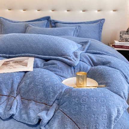 91家纺网 家纺一手货源 找家纺 （总）经年 2025年新款210克全消光A类烂花牛奶绒四件套-路易系列