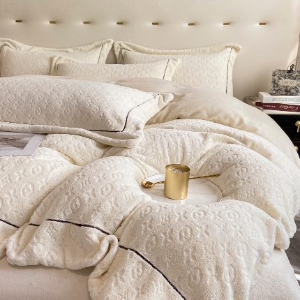 91家纺网 家纺一手货源 找家纺 （总）经年 2025年新款210克全消光A类烂花牛奶绒四件套-路易系列