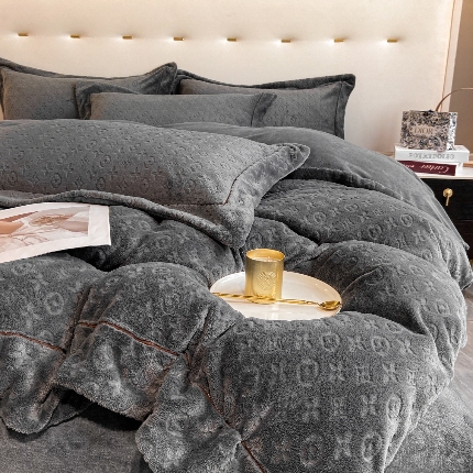 91家纺网 家纺一手货源 找家纺 （总）经年 2025年新款210克全消光A类烂花牛奶绒四件套-路易系列