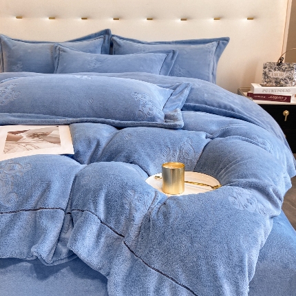 91家纺网 家纺一手货源 找家纺 （总）经年 2025年新款210克全消光A类烂花牛奶绒四件套-小熊系列