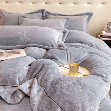 91家纺网 家纺一手货源 找家纺 （总）经年 2025年新款210克全消光A类烂花牛奶绒四件套-小熊系列