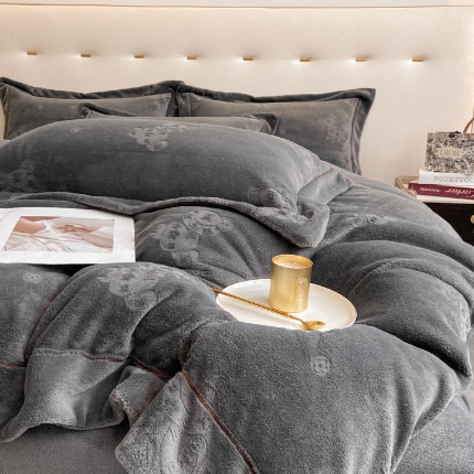 91家纺网 家纺一手货源 找家纺 （总）经年 2025年新款210克全消光A类烂花牛奶绒四件套-小熊系列