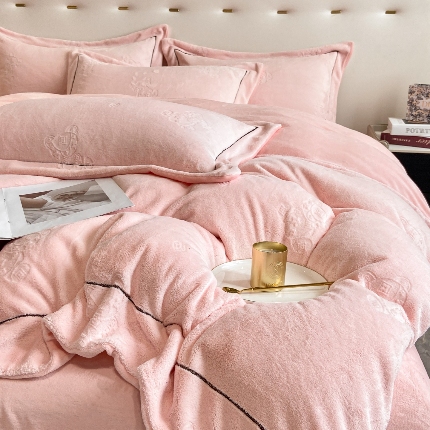 91家纺网 家纺一手货源 找家纺 （总）经年 2025年新款210克全消光A类烂花牛奶绒四件套-小熊系列