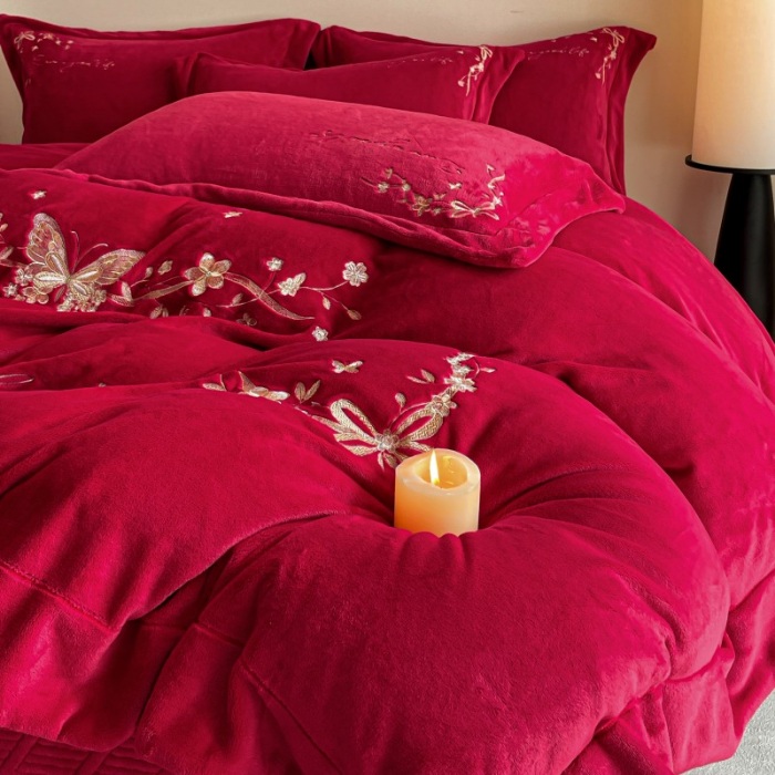 91家纺网 家纺一手货源 找家纺 （总）控价 2025新款 床盖款240克全消光A类刺绣牛奶绒四件套-蝶恋花