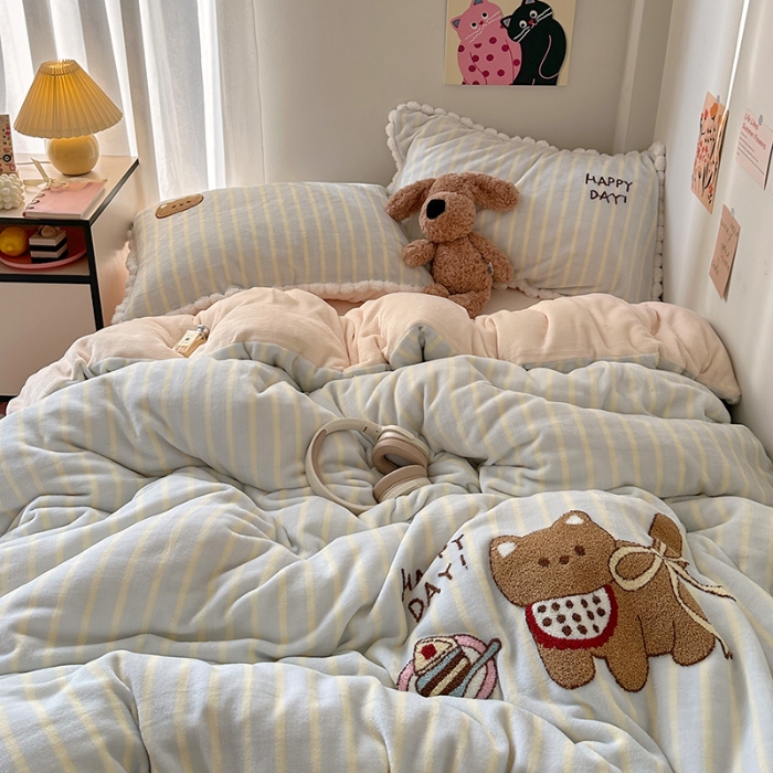 91家纺网 家纺一手货源 找家纺 （总）艾咪-Amy ntmy 2025新款可爱毛巾绣毛球款牛奶绒四件套-蛋糕猫咪