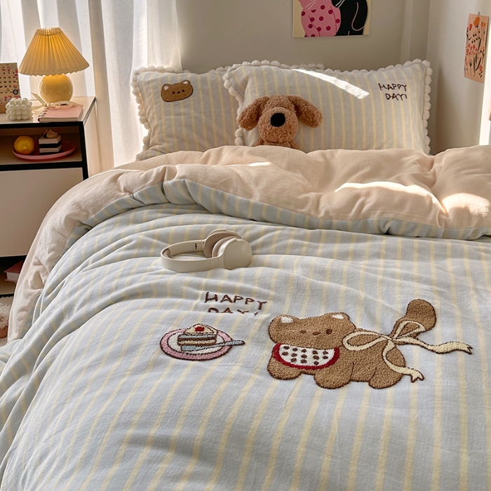 91家纺网 家纺一手货源 找家纺 （总）艾咪-Amy ntmy 2025新款可爱毛巾绣毛球款牛奶绒四件套-蛋糕猫咪