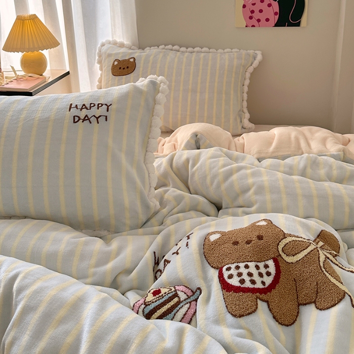 91家纺网 家纺一手货源 找家纺 （总）艾咪-Amy ntmy 2025新款可爱毛巾绣毛球款牛奶绒四件套-蛋糕猫咪