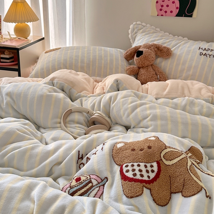 91家纺网 家纺一手货源 找家纺 （总）艾咪-Amy ntmy 2025新款可爱毛巾绣毛球款牛奶绒四件套-蛋糕猫咪