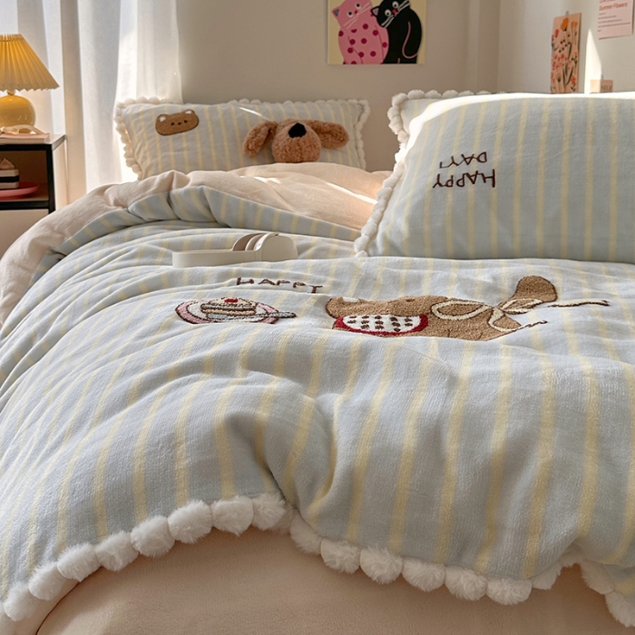 91家纺网 家纺一手货源 找家纺 （总）艾咪-Amy ntmy 2025新款可爱毛巾绣毛球款牛奶绒四件套-蛋糕猫咪