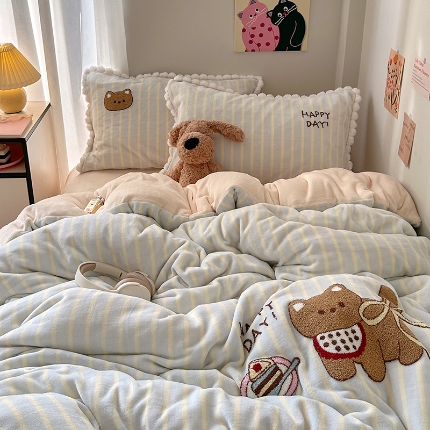 91家纺网 家纺一手货源 找家纺 （总）艾咪-Amy ntmy 2025新款可爱毛巾绣毛球款牛奶绒四件套-蛋糕猫咪