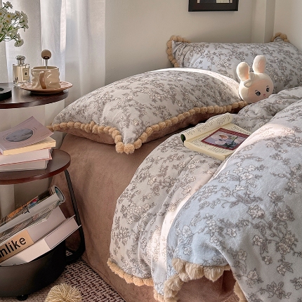 91家纺网 家纺一手货源 找家纺 （总）艾咪-Amy ntmy 2025新款毛球款法式少女风牛奶绒四件套