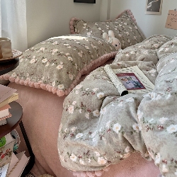 91家纺网 家纺一手货源 找家纺 （总）艾咪-Amy ntmy 2025新款毛球款法式少女风牛奶绒四件套,北茉,躲猫猫咖,躲猫猫蓝,丽夏,梦花影,墨花叙,清香粉,清香咖,香榭,躲猫猫粉