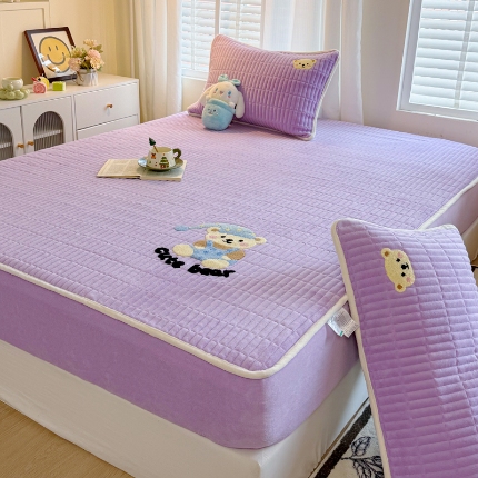 91家纺网 家纺一手货源 找家纺 （总）新款高克重牛奶绒夹棉床笠 加厚刺绣花床罩保护套席梦思防尘全包床罩 秋冬加棉床笠保暖防滑床垫子三件套