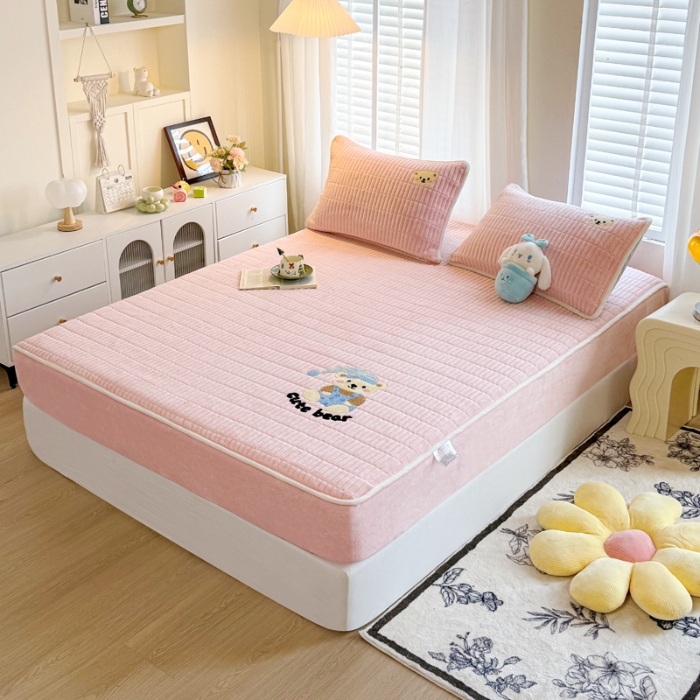 91家纺网 家纺一手货源 找家纺 （总）新款高克重牛奶绒夹棉床笠 加厚刺绣花床罩保护套席梦思防尘全包床罩 秋冬加棉床笠保暖防滑床垫子三件套