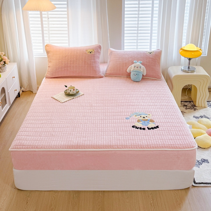 91家纺网 家纺一手货源 找家纺 （总）新款高克重牛奶绒夹棉床笠 加厚刺绣花床罩保护套席梦思防尘全包床罩 秋冬加棉床笠保暖防滑床垫子三件套