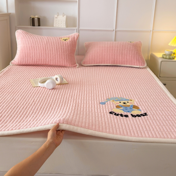 91家纺网 家纺一手货源 找家纺 （总）2025A类牛奶绒绣花夹棉床盖 床垫床褥榻榻米薄垫子冬季加绒毛毯加绒法莱绒床单盖毯绣花枕套单品三件套