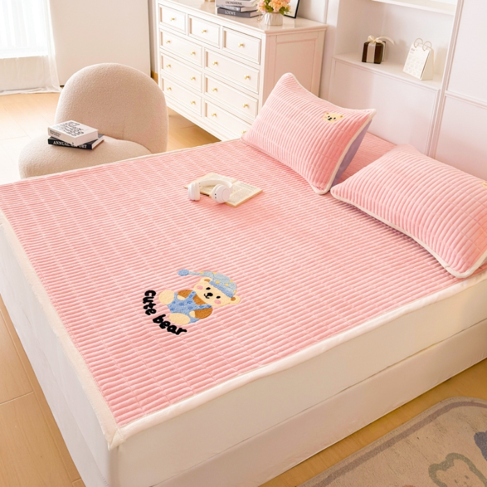 91家纺网 家纺一手货源 找家纺 （总）2025A类牛奶绒绣花夹棉床盖 床垫床褥榻榻米薄垫子冬季加绒毛毯加绒法莱绒床单盖毯绣花枕套单品三件套