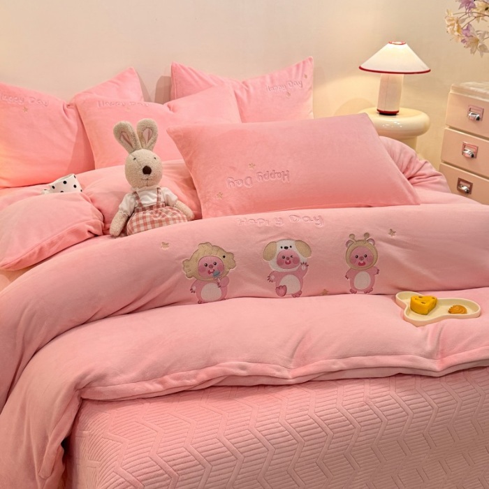 91家纺网 家纺一手货源 找家纺 （总）控价 2025新款 床盖款240克全消光A类刺绣牛奶绒四件套-可爱卢比