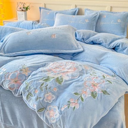 91家纺网 家纺一手货源 找家纺 （总）最新2025高克重清新公主风纯色花卉230g牛奶绒贴布绣花刺绣四件套床单被套单品加厚纯色花卉高克重牛奶绒贴布刺绣花四件套