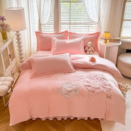 91家纺网 家纺一手货源 找家纺 （总）苏米娜2025秋冬新款全消光大版花卉平绣牛奶绒刺绣款四件套--绽放系列