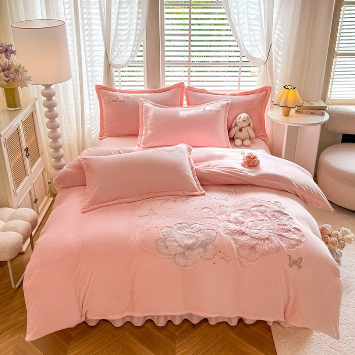 91家纺网 家纺一手货源 找家纺 （总）苏米娜2025秋冬新款全消光大版花卉平绣牛奶绒刺绣款四件套--绽放系列