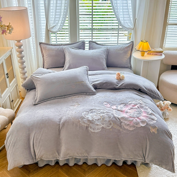 91家纺网 家纺一手货源 找家纺 （总）苏米娜2025秋冬新款全消光大版花卉平绣牛奶绒刺绣款四件套--绽放系列