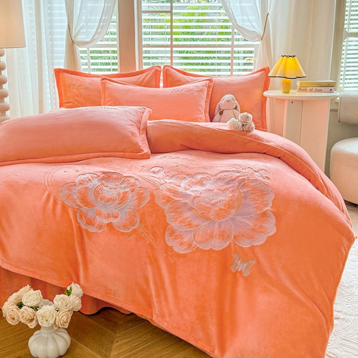 91家纺网 家纺一手货源 找家纺 苏米娜2025秋冬新款全消光大版花卉平绣牛奶绒刺绣款四件套--绽放系列 绽放-艾玛橙 