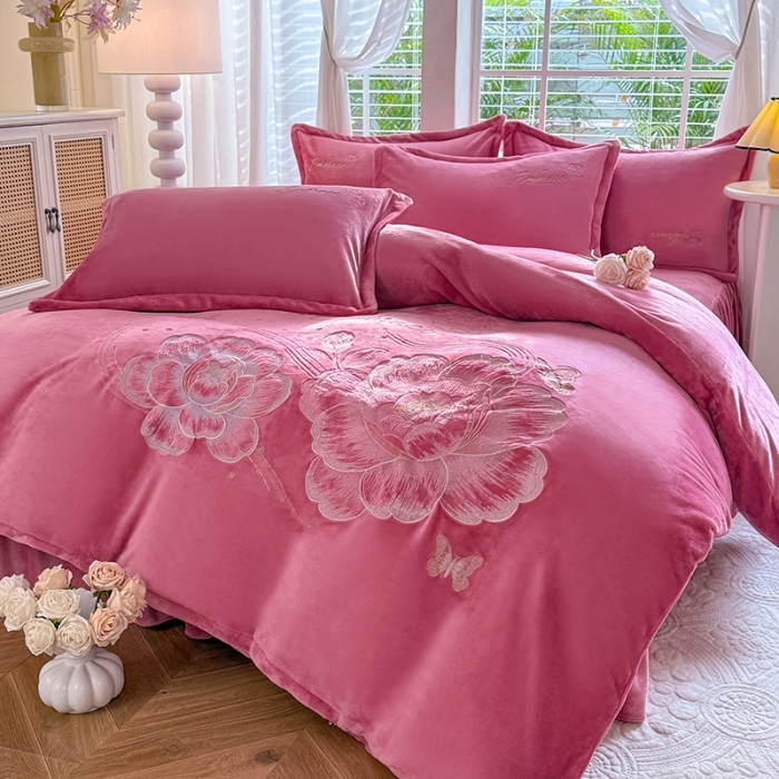 91家纺网 家纺一手货源 找家纺 苏米娜2025秋冬新款全消光大版花卉平绣牛奶绒刺绣款四件套--绽放系列 绽放-豆沙红 