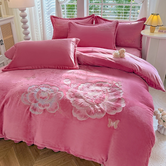 91家纺网 家纺一手货源 找家纺 苏米娜2025秋冬新款全消光大版花卉平绣牛奶绒刺绣款四件套--绽放系列 绽放-豆沙红 