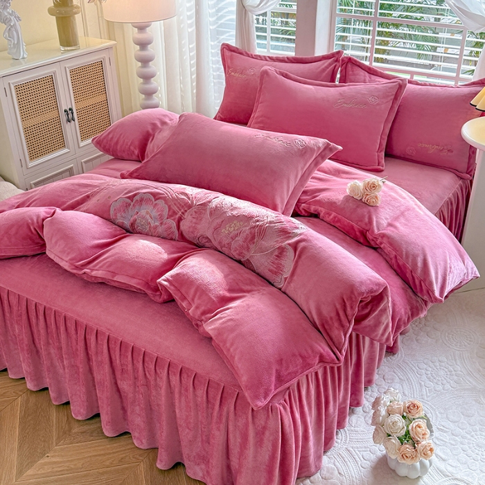 91家纺网 家纺一手货源 找家纺 苏米娜2025秋冬新款全消光大版花卉平绣牛奶绒刺绣款四件套--绽放系列 绽放-豆沙红 