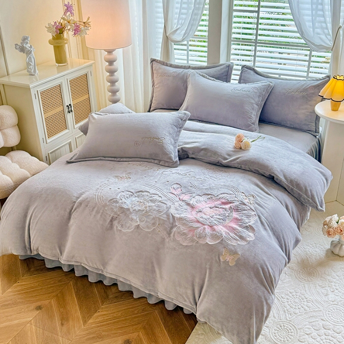 91家纺网 家纺一手货源 找家纺 苏米娜2025秋冬新款全消光大版花卉平绣牛奶绒刺绣款四件套--绽放系列 绽放-高级灰