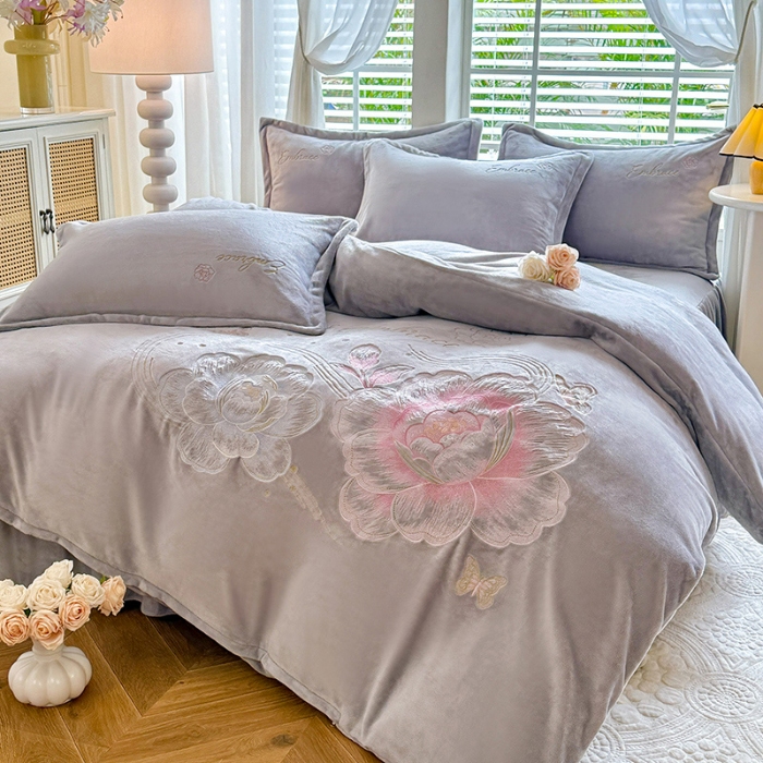 91家纺网 家纺一手货源 找家纺 苏米娜2025秋冬新款全消光大版花卉平绣牛奶绒刺绣款四件套--绽放系列 绽放-高级灰