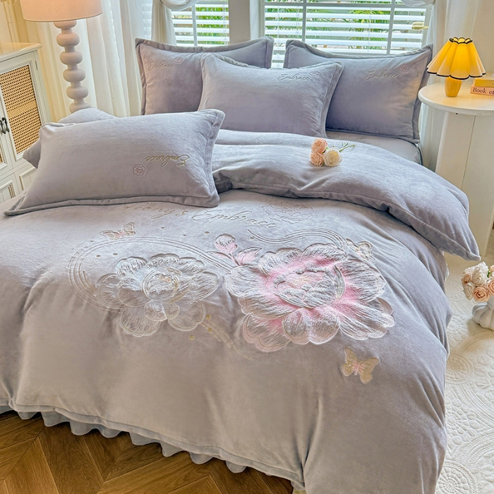 91家纺网 家纺一手货源 找家纺 苏米娜2025秋冬新款全消光大版花卉平绣牛奶绒刺绣款四件套--绽放系列 绽放-高级灰