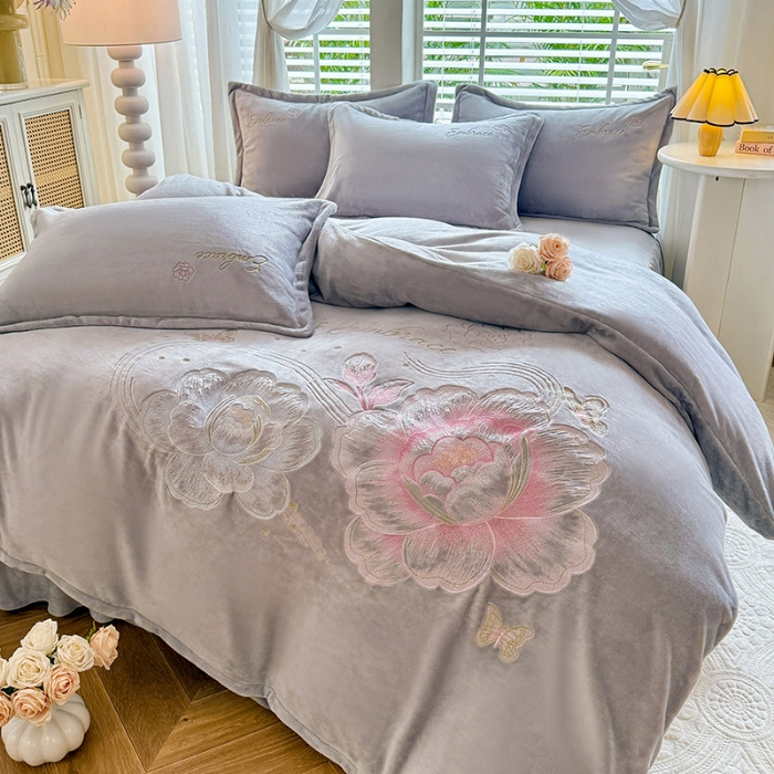 91家纺网 家纺一手货源 找家纺 苏米娜2025秋冬新款全消光大版花卉平绣牛奶绒刺绣款四件套--绽放系列 绽放-高级灰