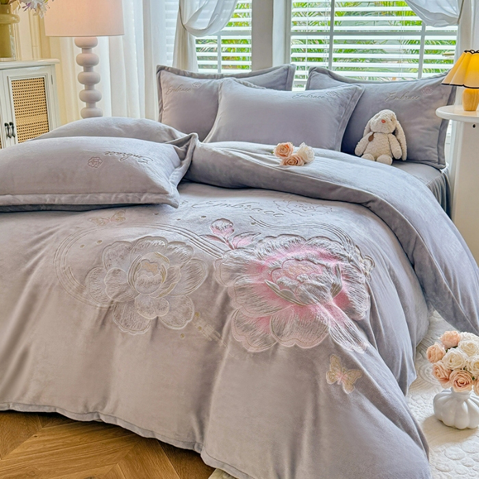 91家纺网 家纺一手货源 找家纺 苏米娜2025秋冬新款全消光大版花卉平绣牛奶绒刺绣款四件套--绽放系列 绽放-高级灰