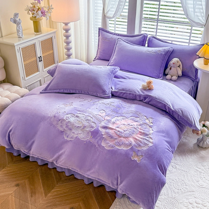 91家纺网 家纺一手货源 找家纺 苏米娜2025秋冬新款全消光大版花卉平绣牛奶绒刺绣款四件套--绽放系列 绽放-梦幻紫