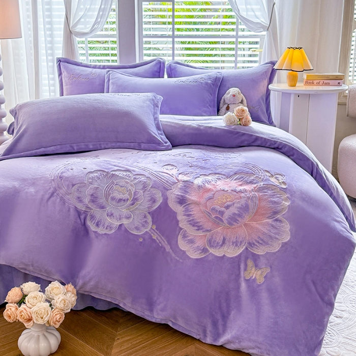 91家纺网 家纺一手货源 找家纺 苏米娜2025秋冬新款全消光大版花卉平绣牛奶绒刺绣款四件套--绽放系列 绽放-梦幻紫