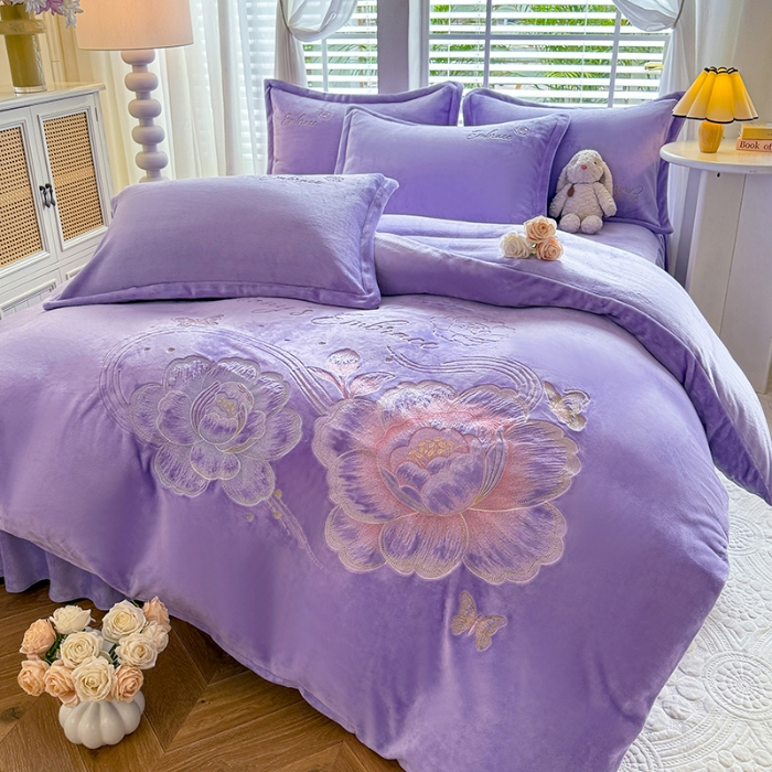 91家纺网 家纺一手货源 找家纺 苏米娜2025秋冬新款全消光大版花卉平绣牛奶绒刺绣款四件套--绽放系列 绽放-梦幻紫