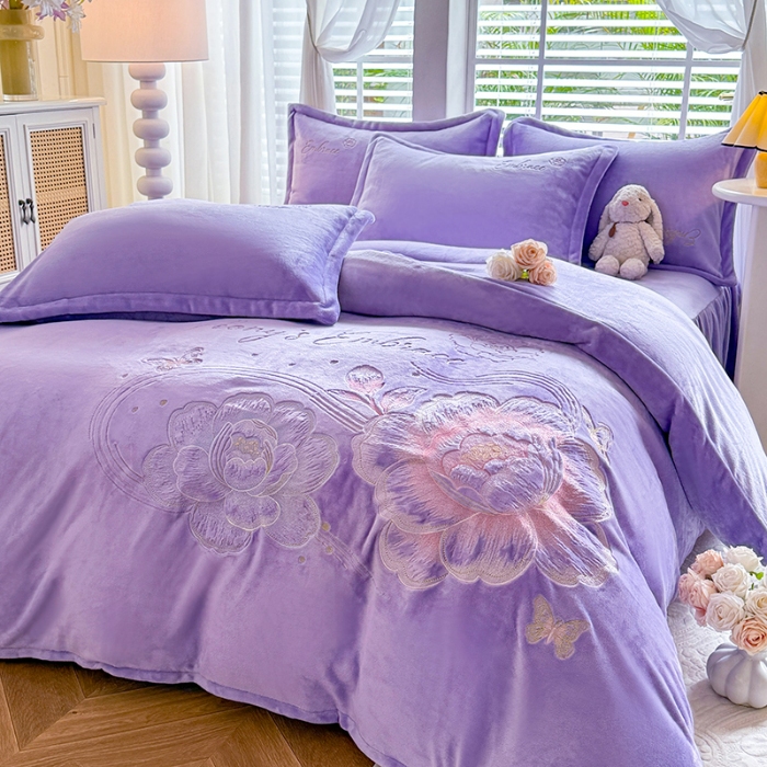 91家纺网 家纺一手货源 找家纺 苏米娜2025秋冬新款全消光大版花卉平绣牛奶绒刺绣款四件套--绽放系列 绽放-梦幻紫