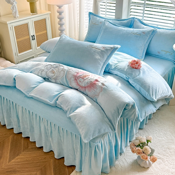 91家纺网 家纺一手货源 找家纺 苏米娜2025秋冬新款全消光大版花卉平绣牛奶绒刺绣款四件套--绽放系列  绽放-婴儿蓝