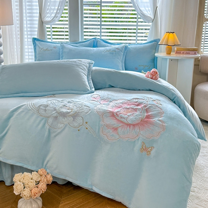 91家纺网 家纺一手货源 找家纺 苏米娜2025秋冬新款全消光大版花卉平绣牛奶绒刺绣款四件套--绽放系列  绽放-婴儿蓝