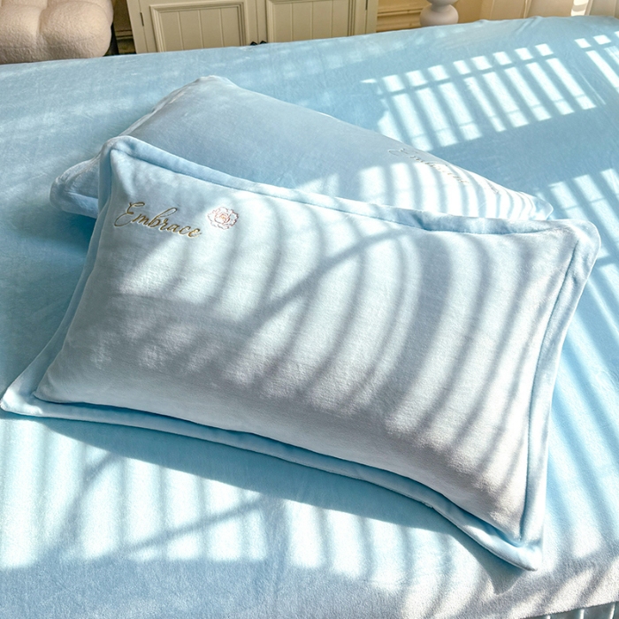 91家纺网 家纺一手货源 找家纺 苏米娜2025秋冬新款全消光大版花卉平绣牛奶绒刺绣款四件套--绽放系列  绽放-婴儿蓝