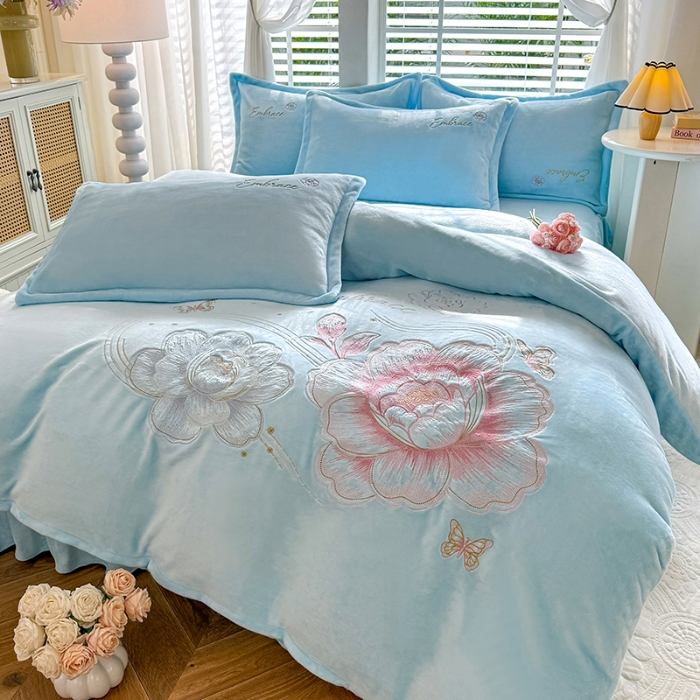 91家纺网 家纺一手货源 找家纺 苏米娜2025秋冬新款全消光大版花卉平绣牛奶绒刺绣款四件套--绽放系列  绽放-婴儿蓝