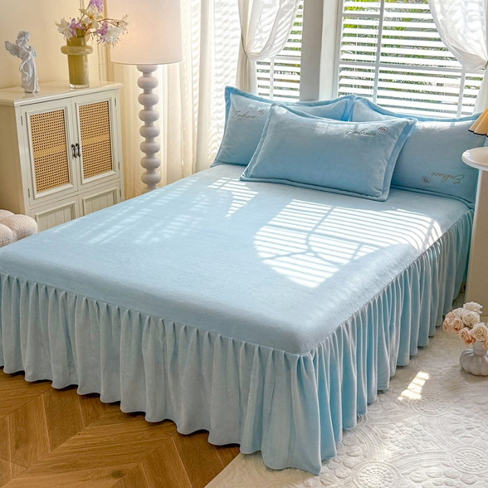 91家纺网 家纺一手货源 找家纺 苏米娜2025秋冬新款全消光大版花卉平绣牛奶绒刺绣款四件套--绽放系列  绽放-婴儿蓝