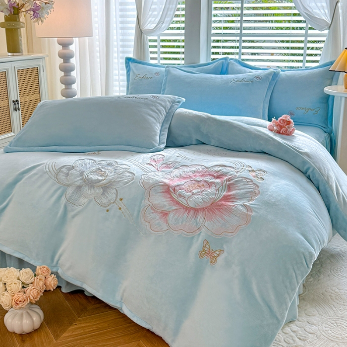 91家纺网 家纺一手货源 找家纺 苏米娜2025秋冬新款全消光大版花卉平绣牛奶绒刺绣款四件套--绽放系列  绽放-婴儿蓝