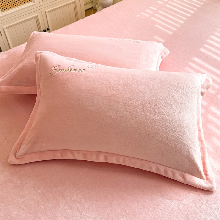 91家纺网 家纺一手货源 找家纺 苏米娜2025秋冬新款全消光大版花卉平绣牛奶绒刺绣款四件套--绽放系列  绽放-樱花粉