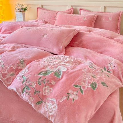 91家纺网 家纺一手货源 找家纺 新2025高克重清新公主风纯色花卉230g牛奶绒贴布绣花刺绣四件套床单被套单品加厚纯色花卉高克重牛奶绒贴布刺绣花四件套 高货米黄（富婆款）