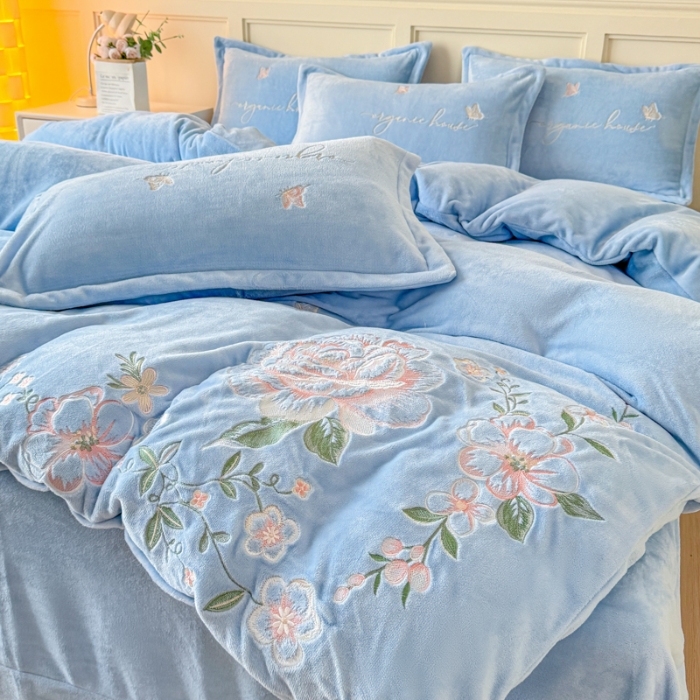 91家纺网 家纺一手货源 找家纺 新2025高克重清新公主风纯色花卉230g牛奶绒贴布绣花刺绣四件套床单被套单品加厚纯色花卉高克重牛奶绒贴布刺绣花四件套 高货米黄（富婆款）