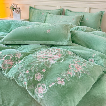 91家纺网 家纺一手货源 找家纺 新2025高克重清新公主风纯色花卉230g牛奶绒贴布绣花刺绣四件套床单被套单品加厚纯色花卉高克重牛奶绒贴布刺绣花四件套 高货米黄（富婆款）